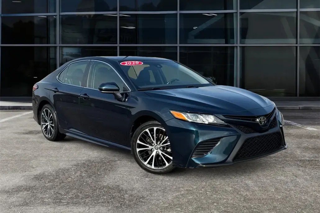 2020 Toyota Camry SE photo 1