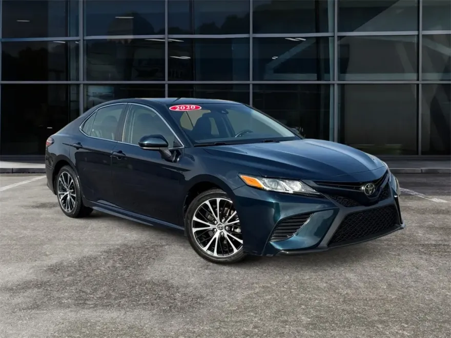 2020 Toyota Camry SE photo 1