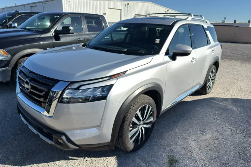 2023 Nissan Pathfinder Platinum photo 1