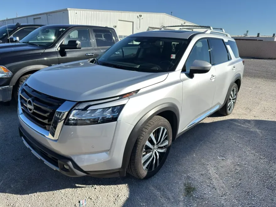 2023 Nissan Pathfinder Platinum photo 1