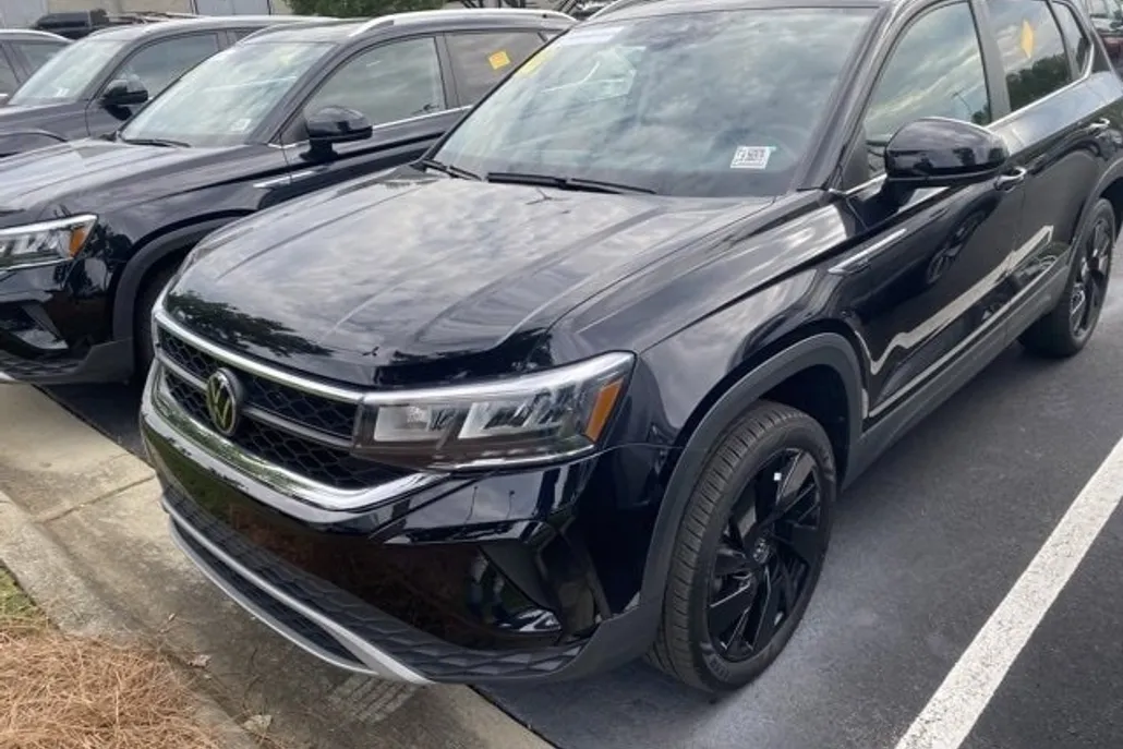 2024 Volkswagen Taos SE photo 1