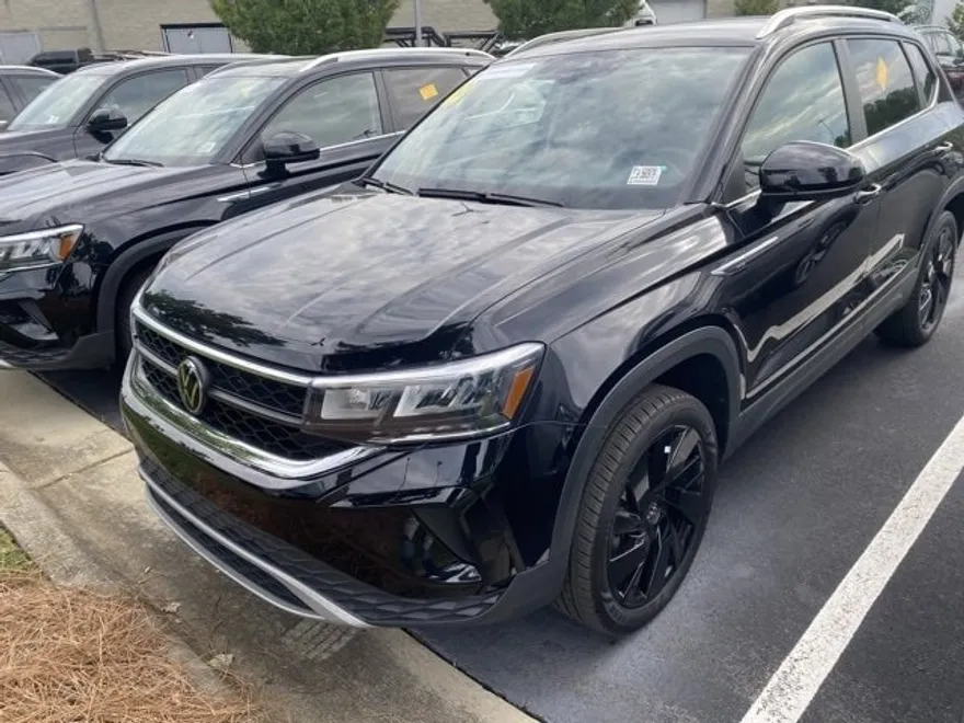 2024 Volkswagen Taos SE photo 1