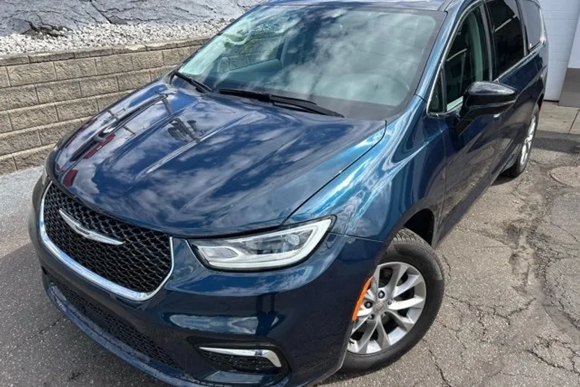 2024 Chrysler Pacifica Touring L photo 1