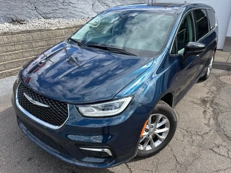 2024 Chrysler Pacifica Touring L photo 1