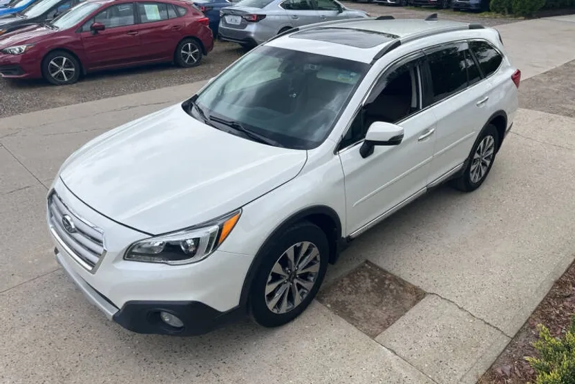 2017 Subaru Outback 2.5i Touring photo 1