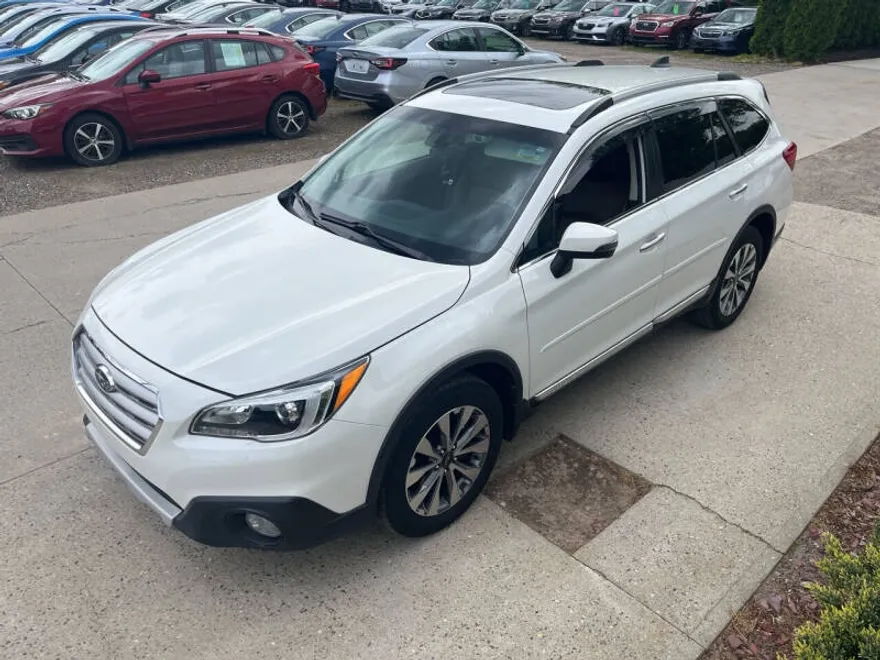 2017 Subaru Outback 2.5i Touring photo 1