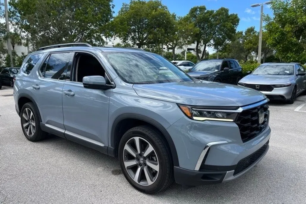 2023 Honda Pilot Touring photo 1