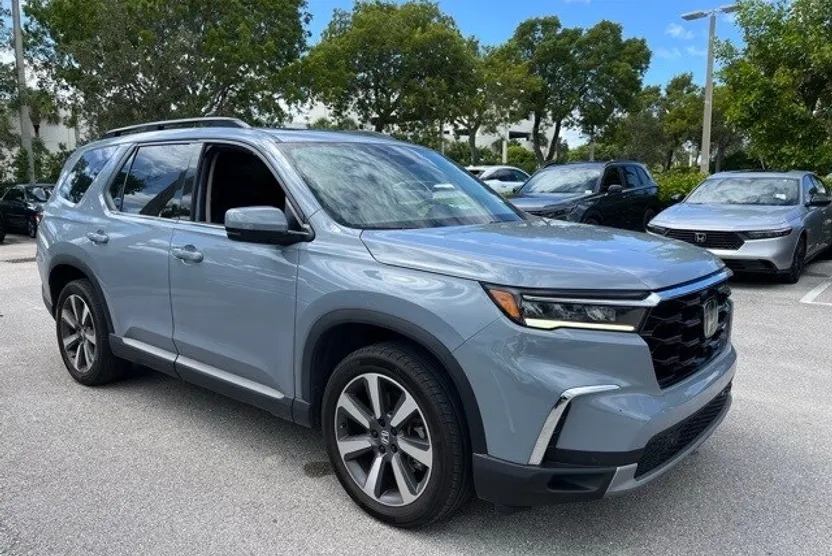 2023 Honda Pilot Touring photo 1