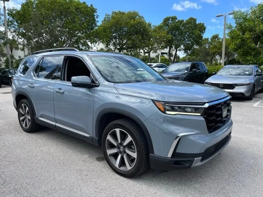 2023 Honda Pilot Touring photo 1