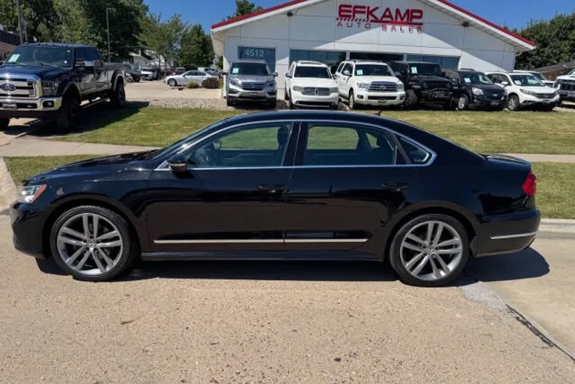 2016 Volkswagen Passat R-Line photo 1