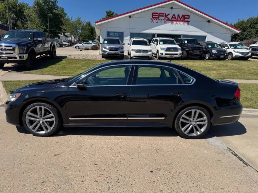 2016 Volkswagen Passat R-Line photo 1