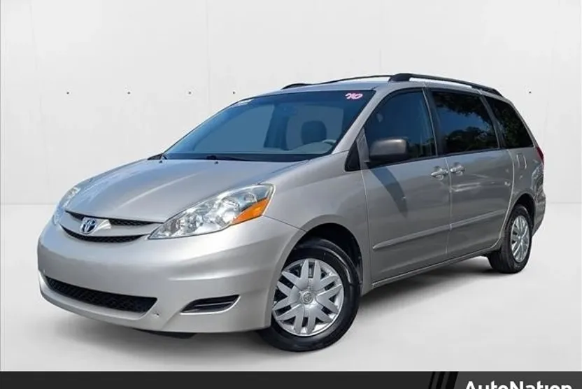 2010 Toyota Sienna LE photo 1