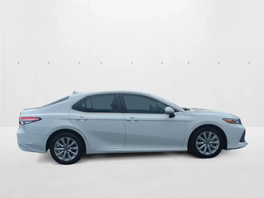 2020 Toyota Camry LE photo 1