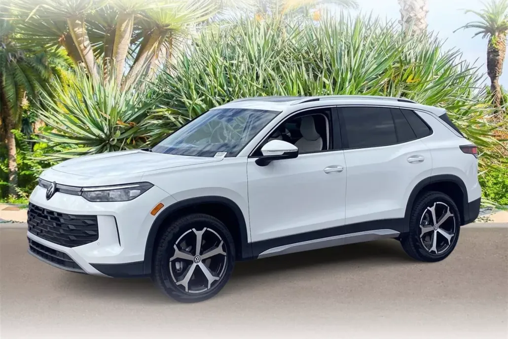 2025 Volkswagen Tiguan SE photo 1