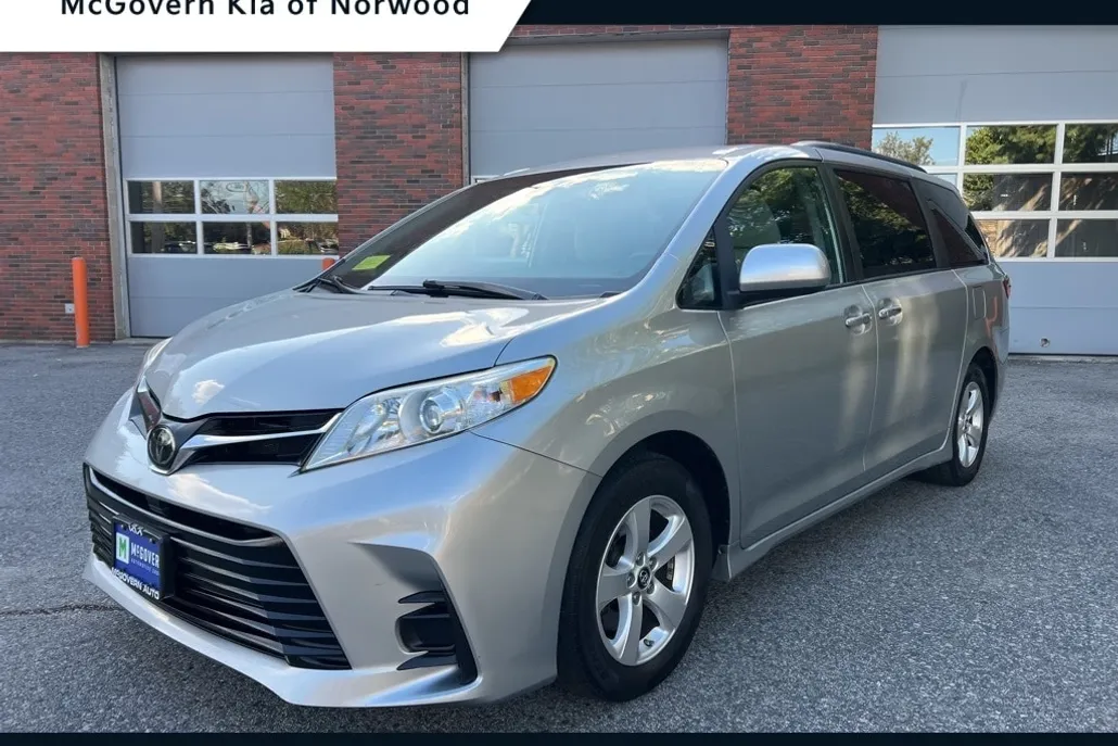 2020 Toyota Sienna LE photo 1