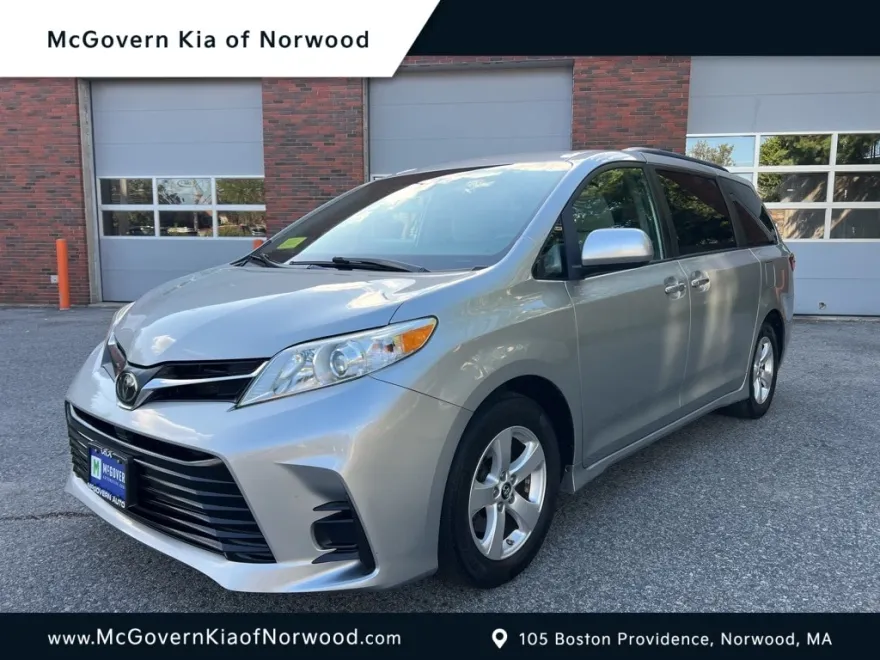 2020 Toyota Sienna LE photo 1