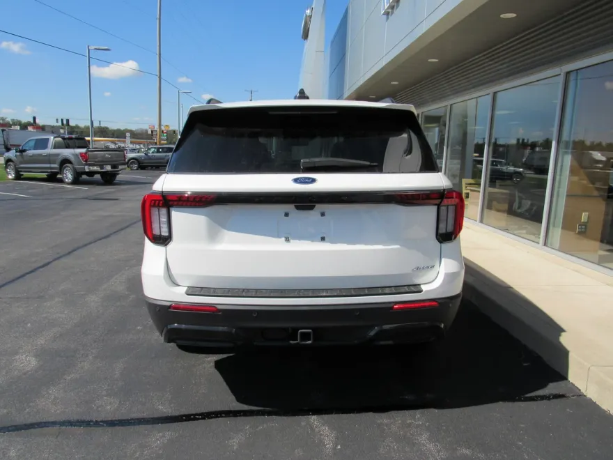 2025 Ford Explorer ST-Line photo 1