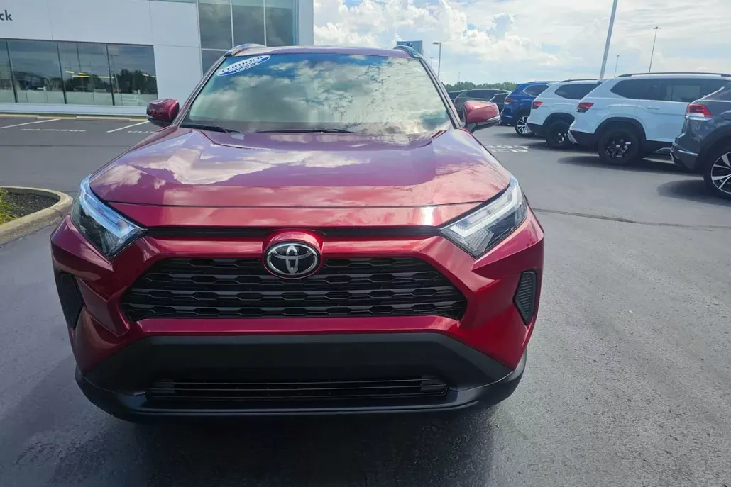 2022 Toyota RAV4 XLE photo 1