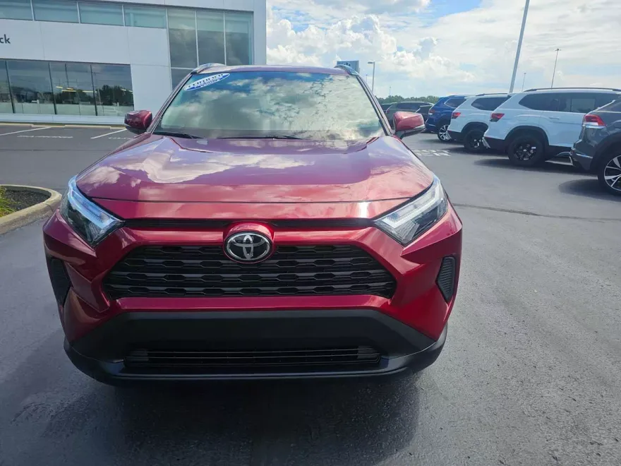2022 Toyota RAV4 XLE photo 1