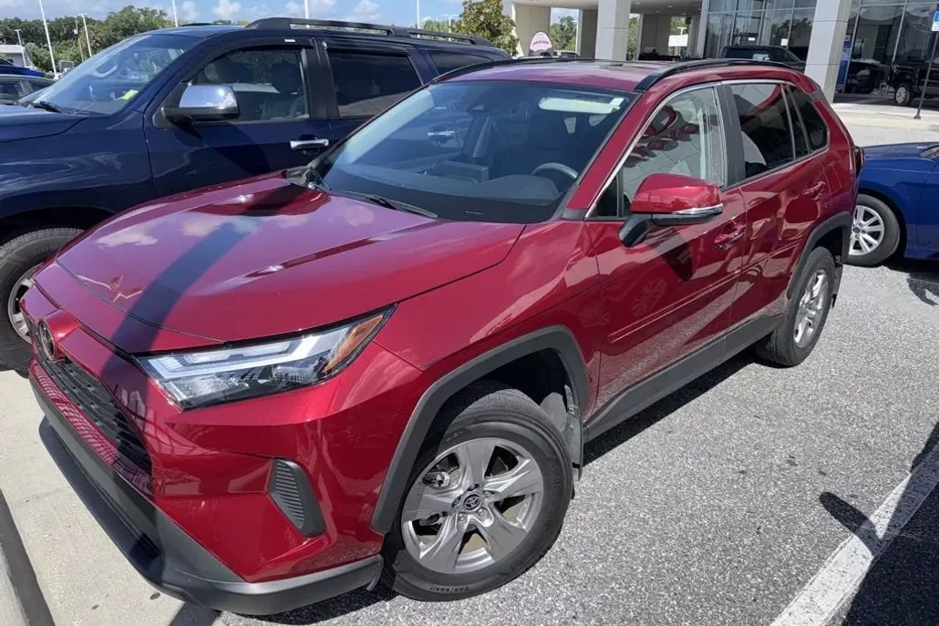 2022 Toyota RAV4 LE photo 1