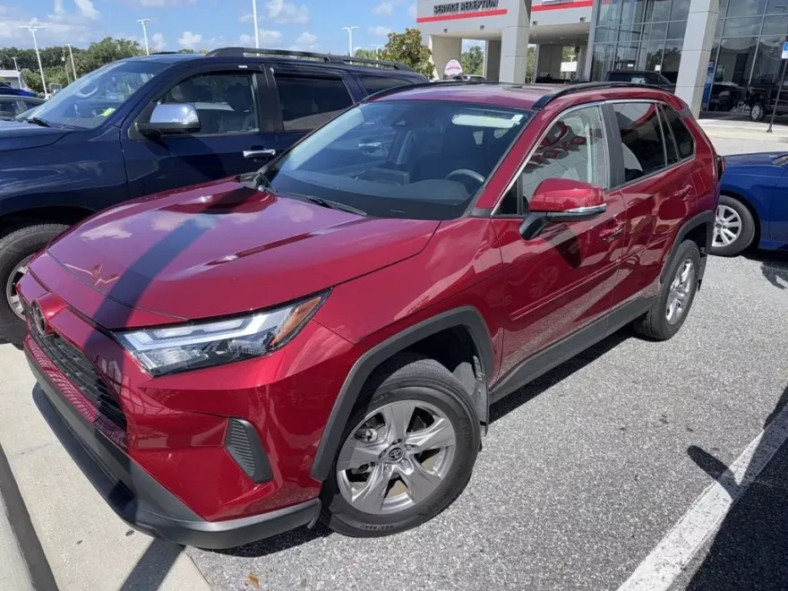 2022 Toyota RAV4 LE photo 1