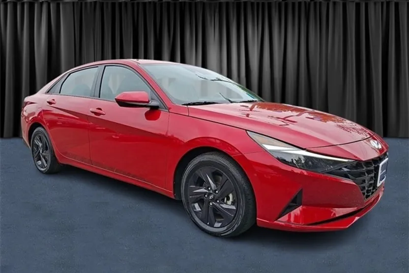 2023 Hyundai Elantra SEL photo 1