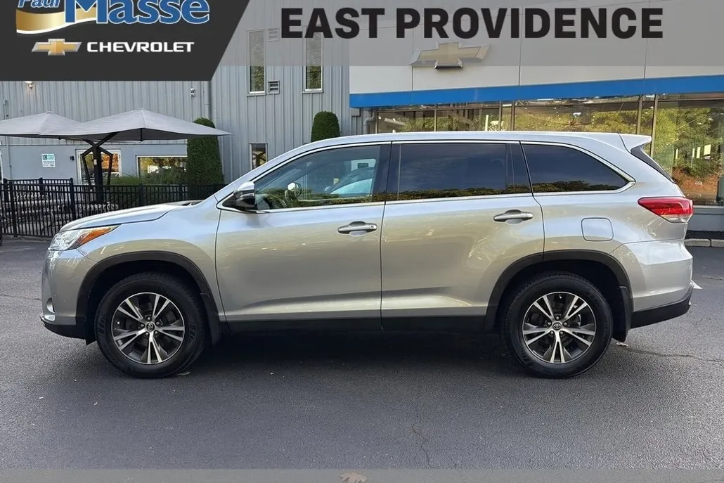 2019 Toyota Highlander LE photo 1