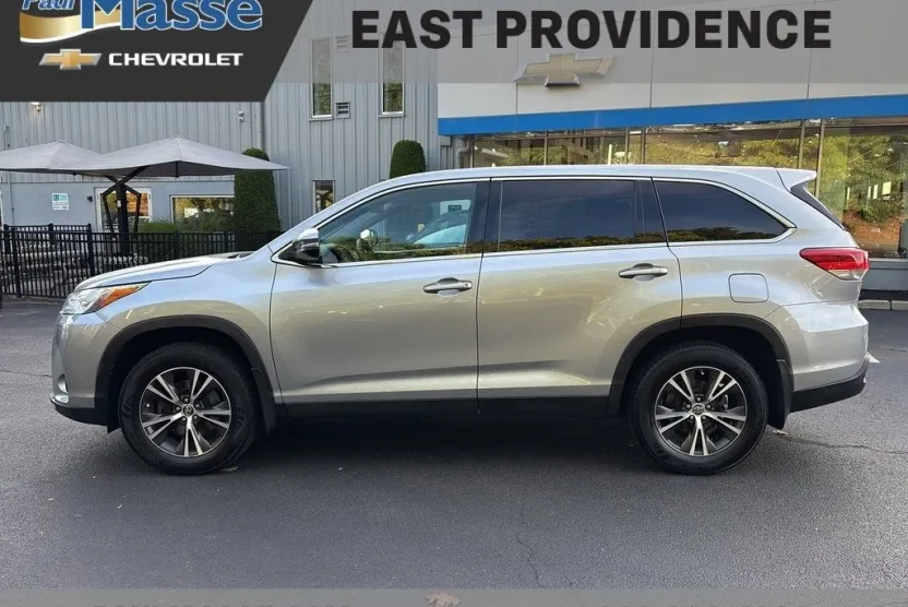 2019 Toyota Highlander LE photo 1