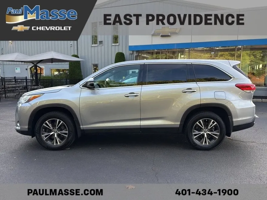 2019 Toyota Highlander LE photo 1