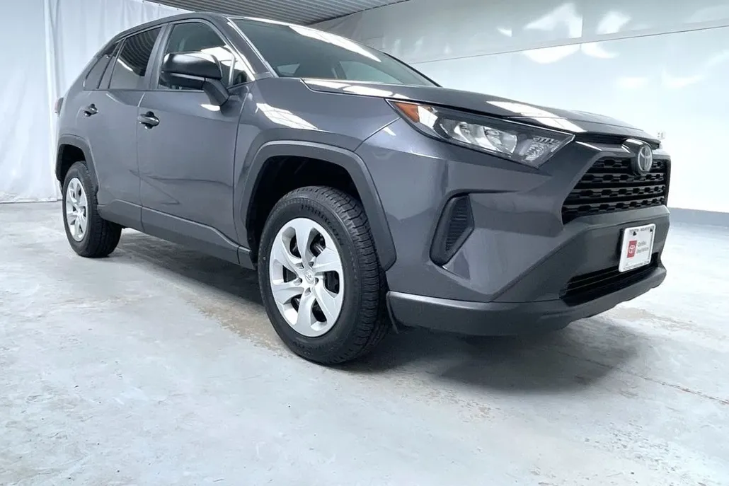 2022 Toyota RAV4 LE photo 1