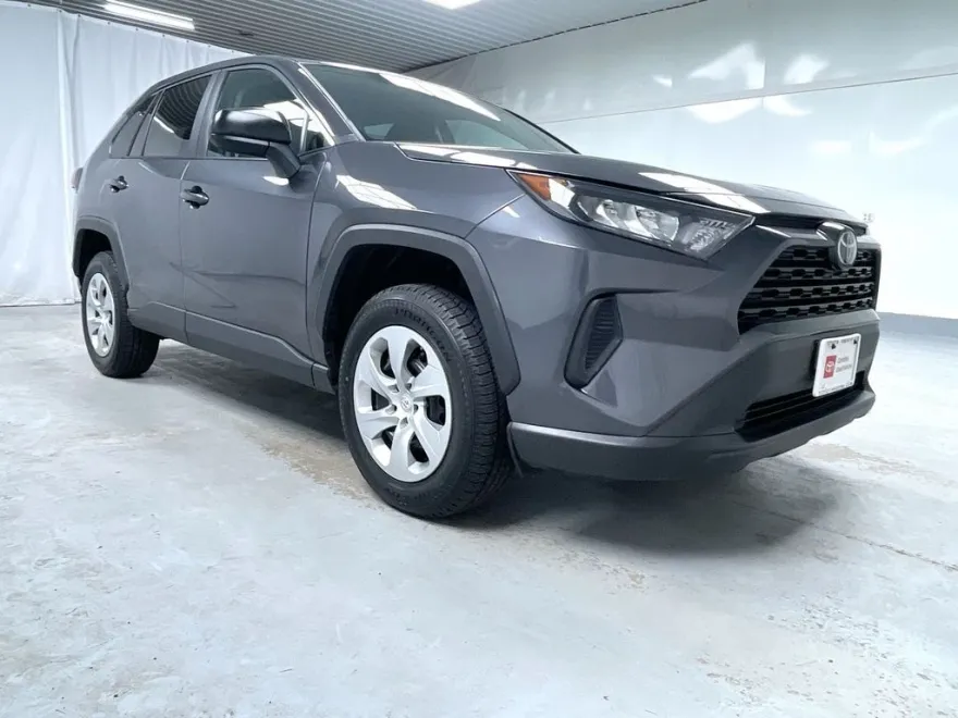 2022 Toyota RAV4 LE photo 1