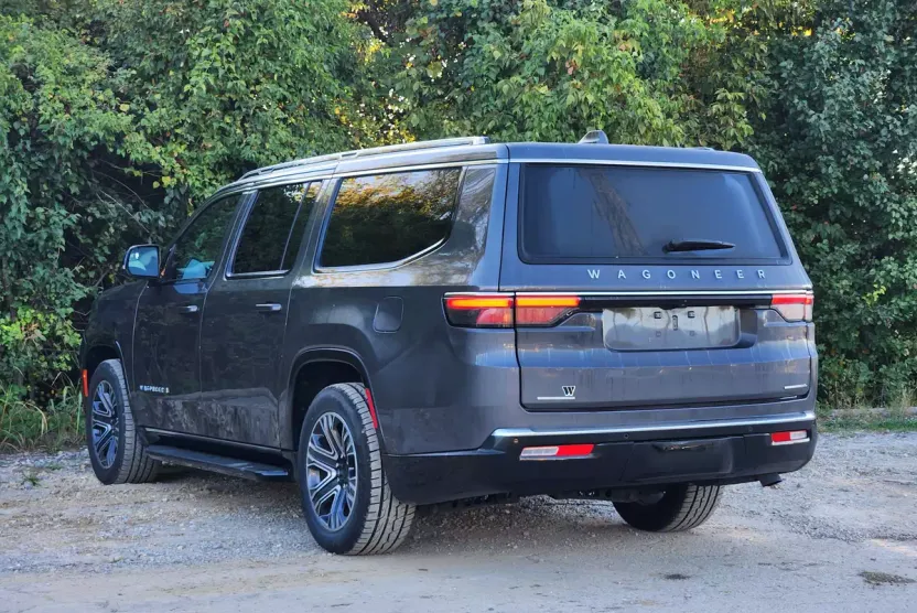2023 Jeep Wagoneer L Series II photo 1
