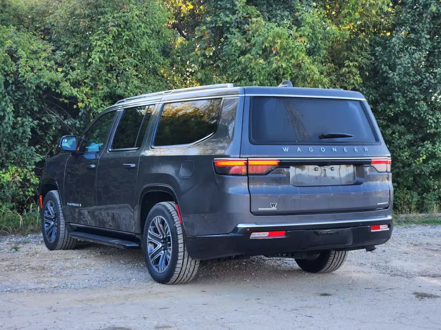 2023 Jeep Wagoneer L Series II photo 1