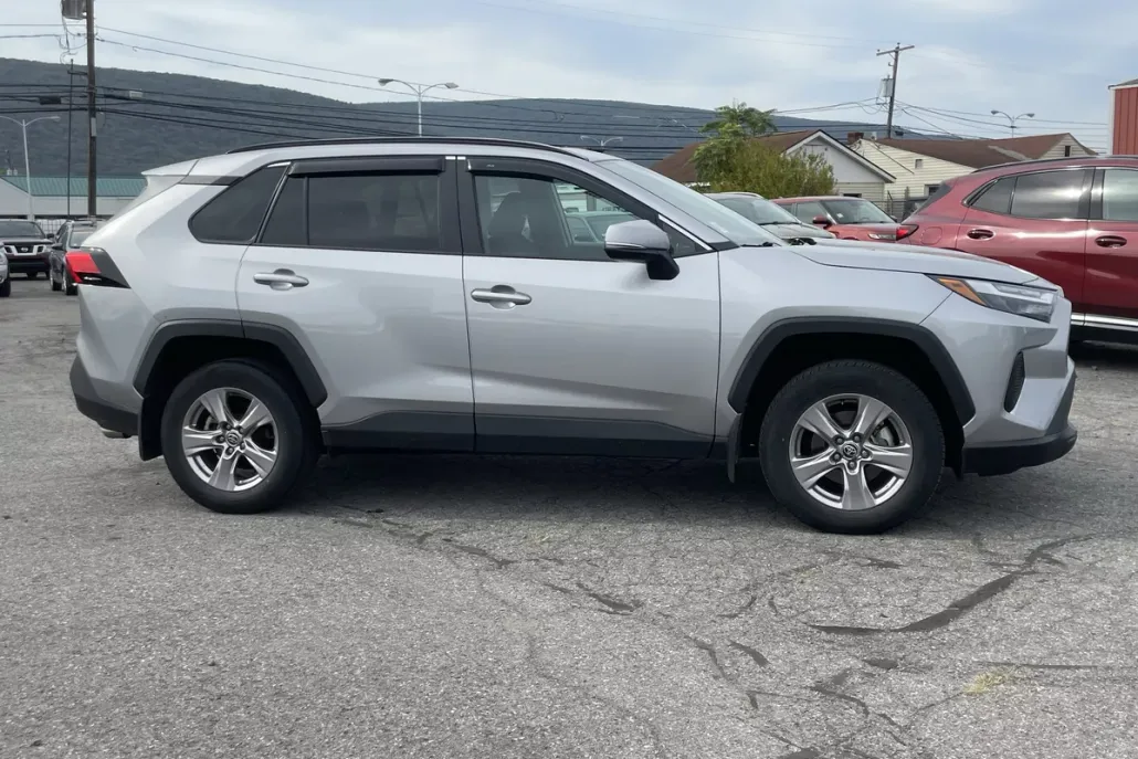 2022 Toyota RAV4 XLE photo 1