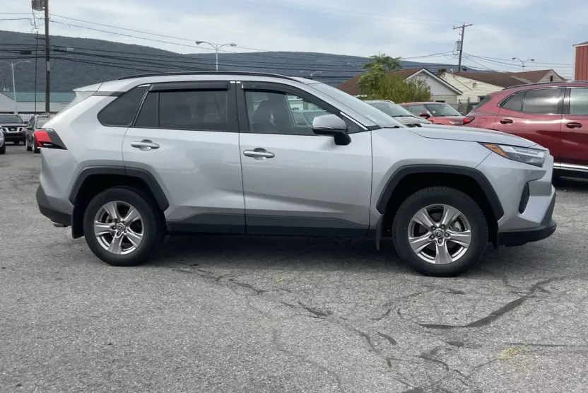 2022 Toyota RAV4 XLE photo 1