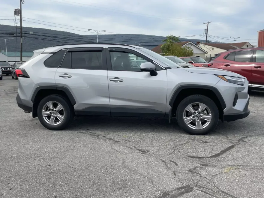 2022 Toyota RAV4 XLE photo 1