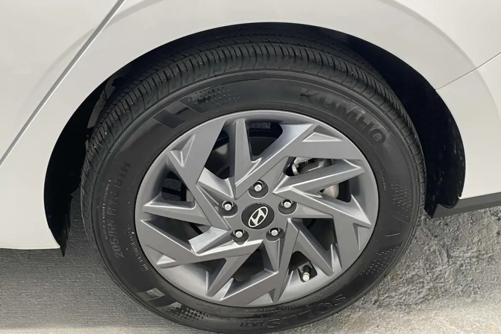 2024 Hyundai Elantra SEL photo 1