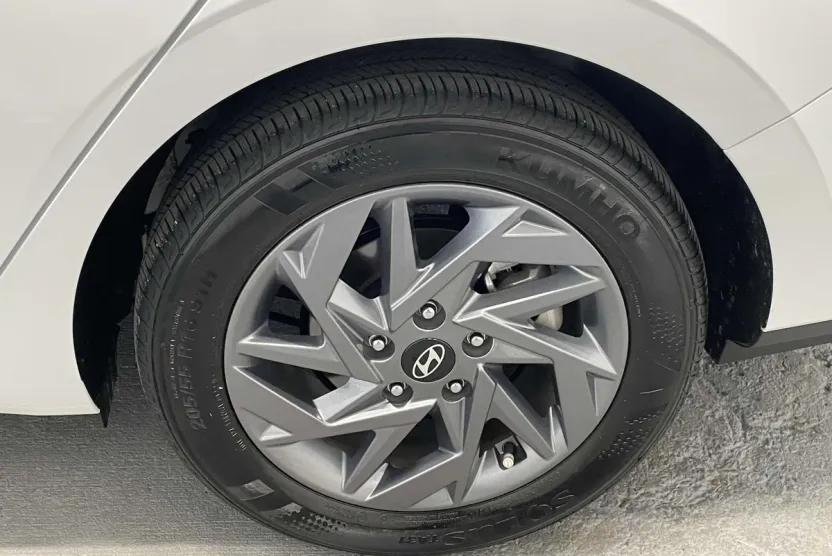 2024 Hyundai Elantra SEL photo 1