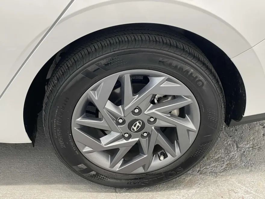 2024 Hyundai Elantra SEL photo 1