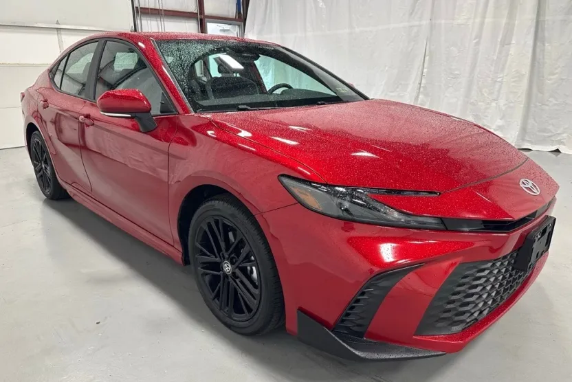 2025 Toyota Camry SE photo 1