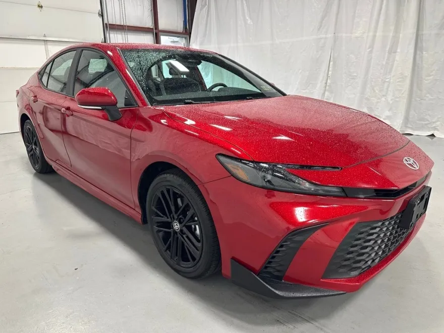 2025 Toyota Camry SE photo 1