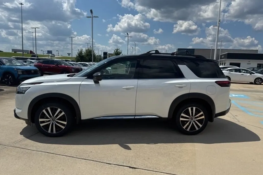 2025 Nissan Pathfinder Platinum photo 1