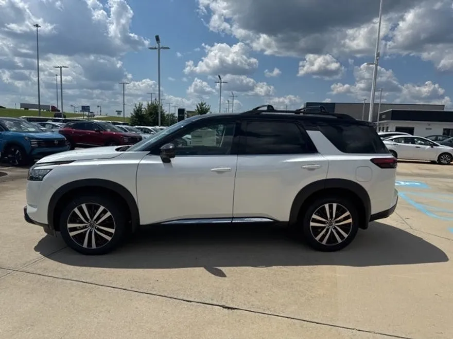 2025 Nissan Pathfinder Platinum photo 1