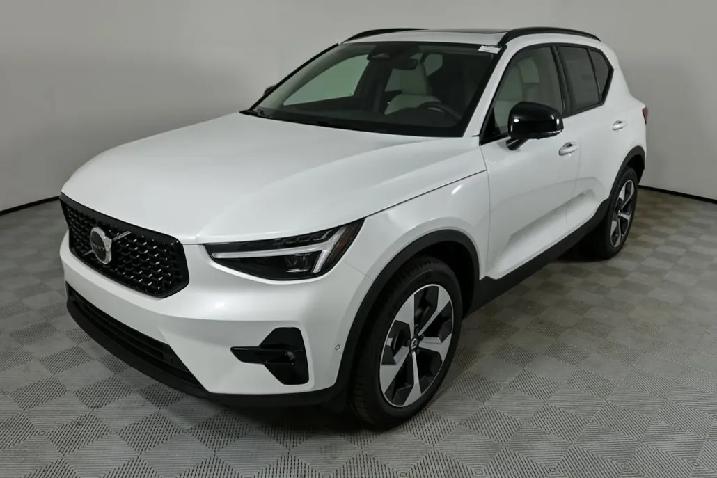 2026 Volvo XC40 Plus photo 1