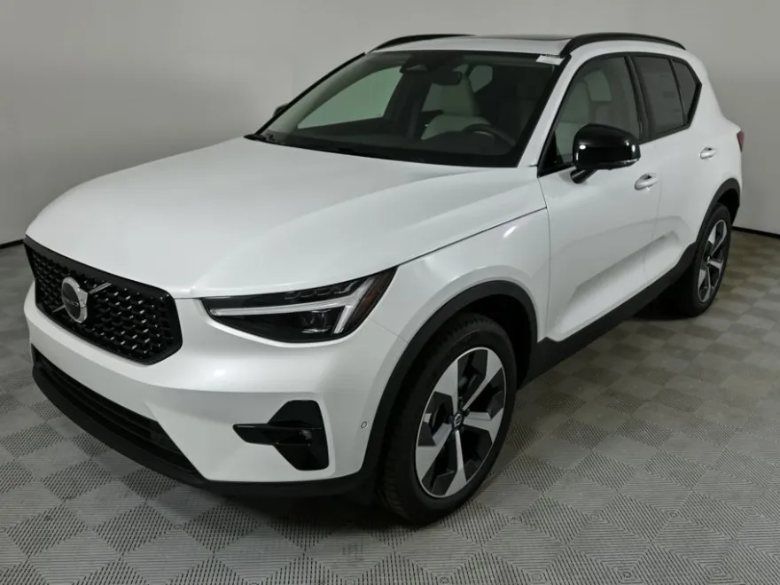 2026 Volvo XC40 Plus photo 1