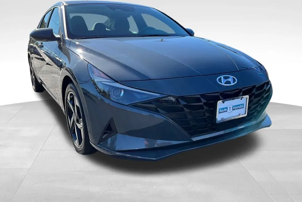 2023 Hyundai Elantra SEL photo 1