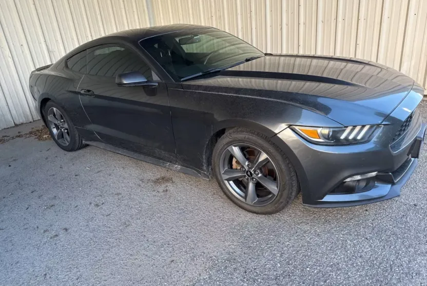 2016 Ford Mustang V6 photo 1