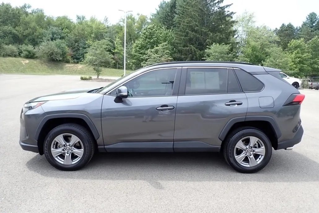 2022 Toyota RAV4 XLE photo 1