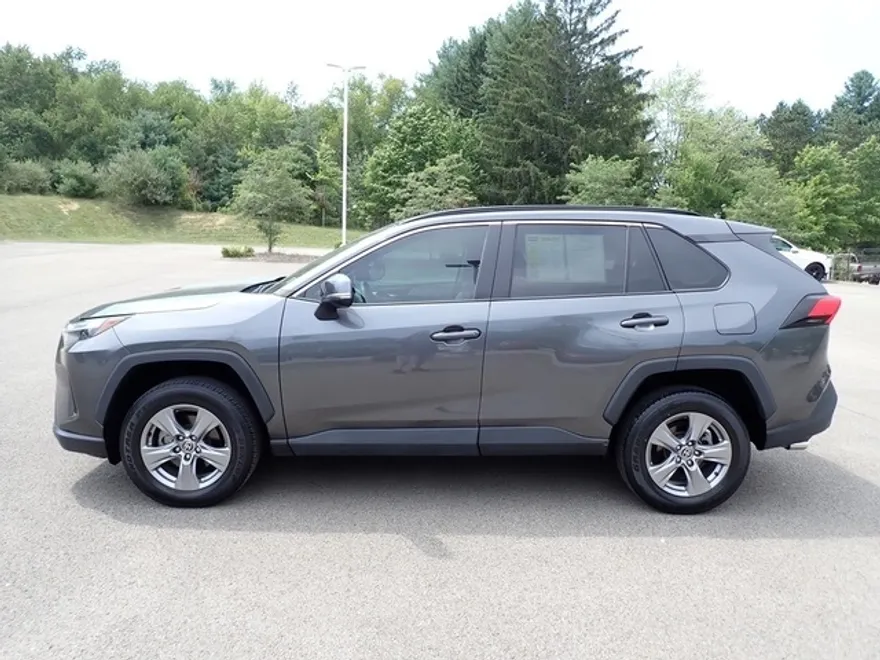 2022 Toyota RAV4 XLE photo 1