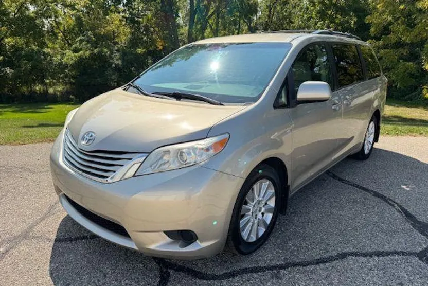 2016 Toyota Sienna LE photo 1